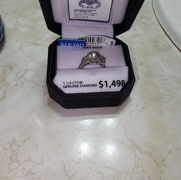 Engagement ring - Picture 2 of 3